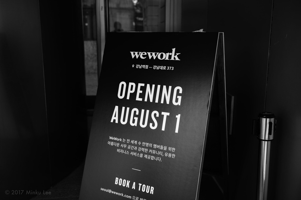 작년 7월, WeWork 강남점의 오픈을 알리는 팻말